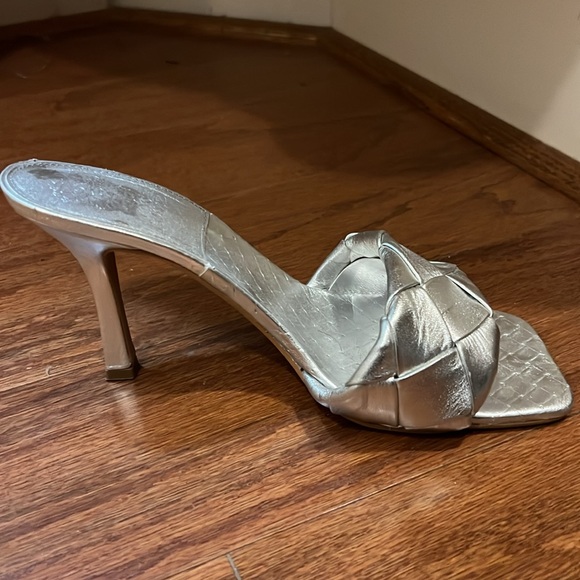 Silver heels - Picture 2 of 3